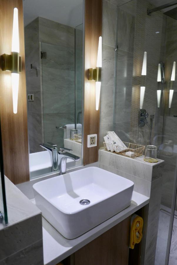 Acuatico Beach Resort & Hotel Inc. Сан Хуан Екстериор снимка